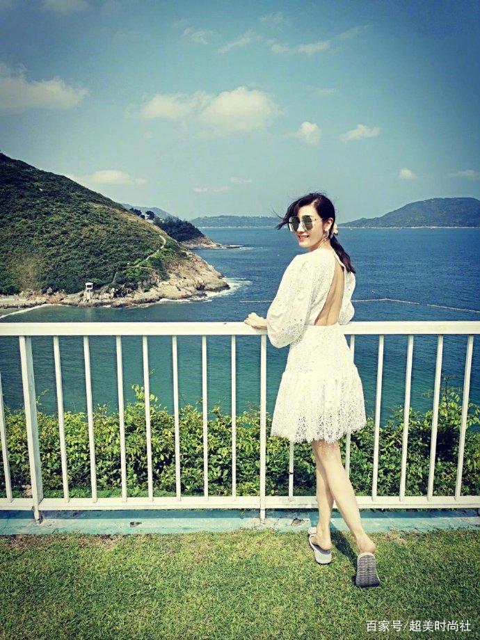 美人|50岁李嘉欣晒照秀粉发，穿粉裙配红夹克，携老公秀恩爱状态极佳