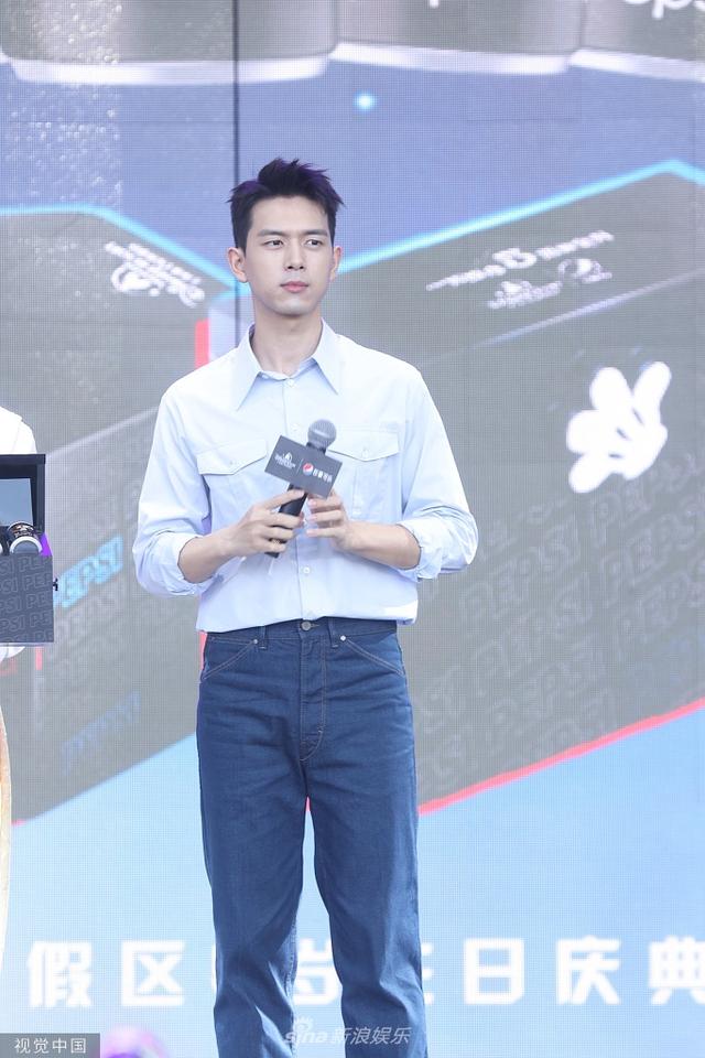 组图:李现衬衫搭牛仔裤清爽有型,亲和力满分