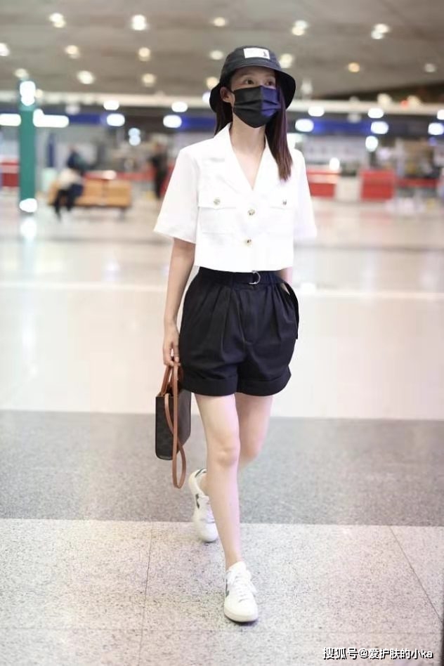 身材|李沁这清新脱俗的气质太上头，明明只是极简白+黑，却吸睛又洋气