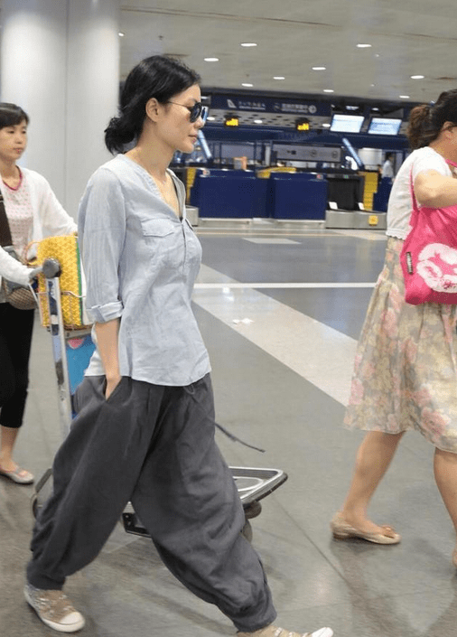 灯笼裤|王菲真不拿自己当明星!穿亚麻衫配灯笼裤,朴素穿搭难掩耀眼光芒