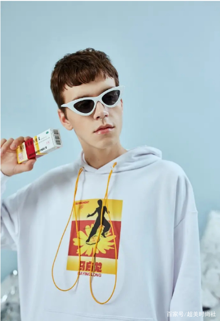 卫衣|风油精痔疮膏都出服装联名了？国药也来时尚圈搞事，竟然有些心动