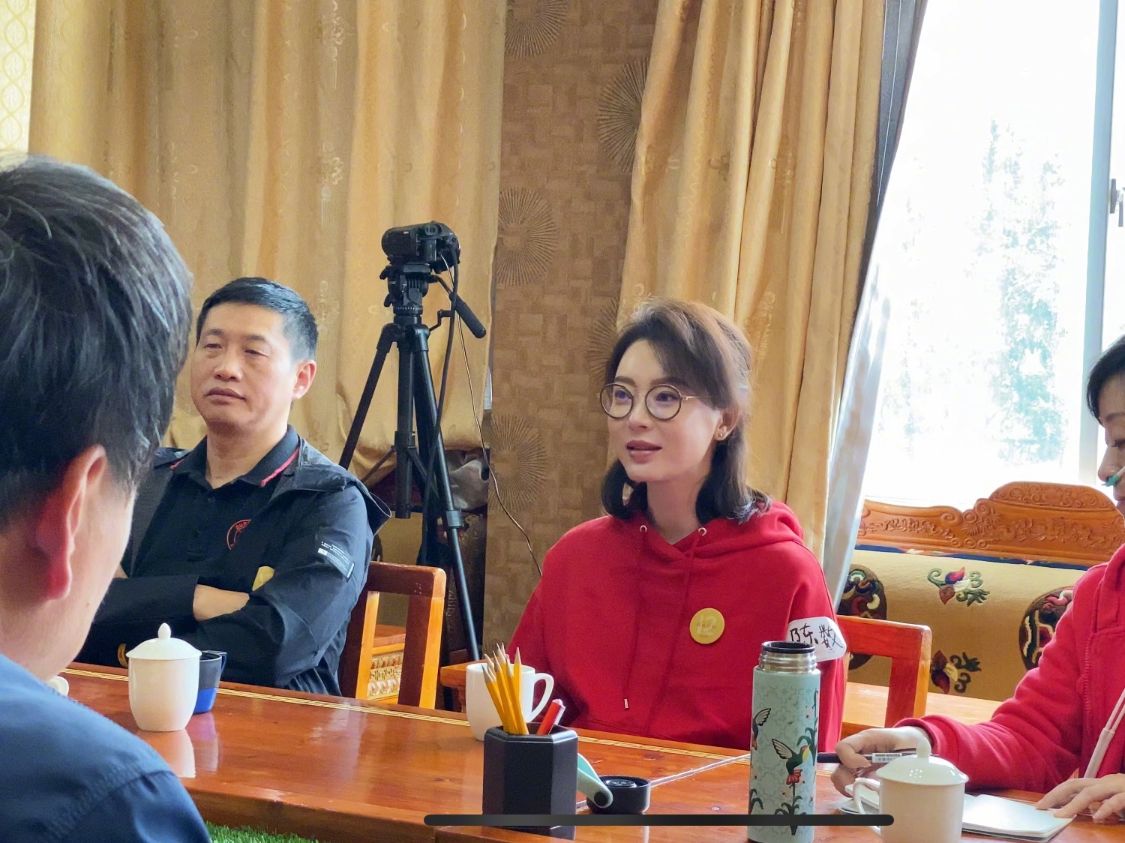 颜色|陈数晒旅游照,脸蜡黄却没一点皱纹,还是很假不敢真实面对衰老!