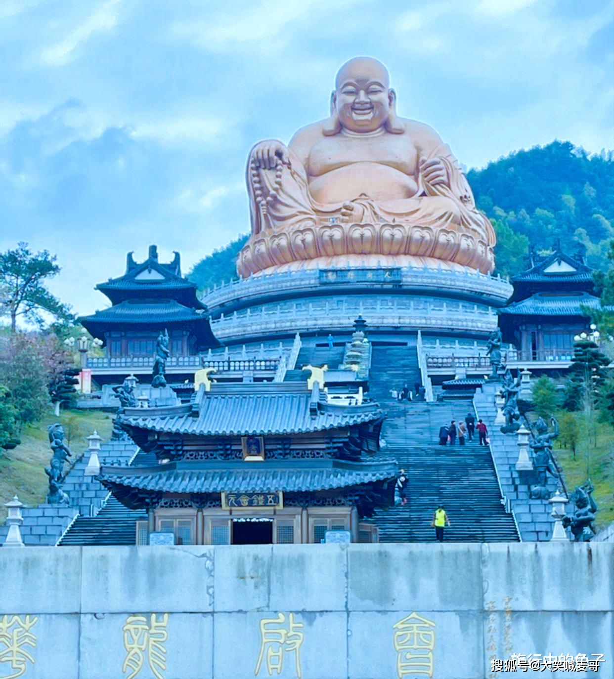 浙江位于深山里的寺庙,距今1700多年,藏有高33米的"露天弥勒佛"