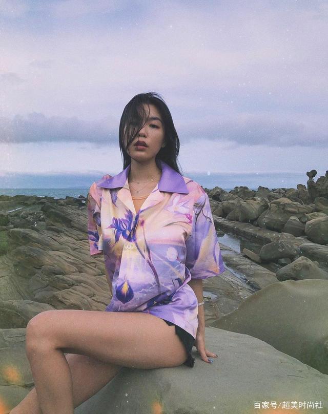 自拍|高以翔女友穿时尚低胸裙晒自拍，精致打扮称永不放弃，却惹来争议