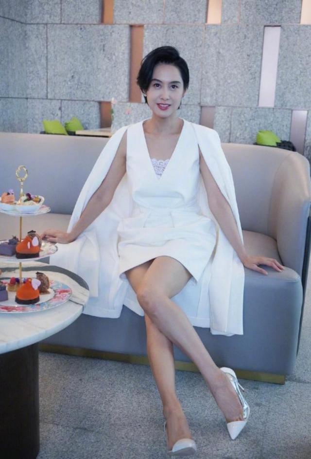活动|朱茵不愧是国民女神,穿白色斗篷裙亮相活动,打扮赚足眼球