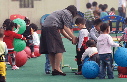 因为|幼儿园将推迟到六点放学，解决家长的大难题，但新问题更叫人苦恼