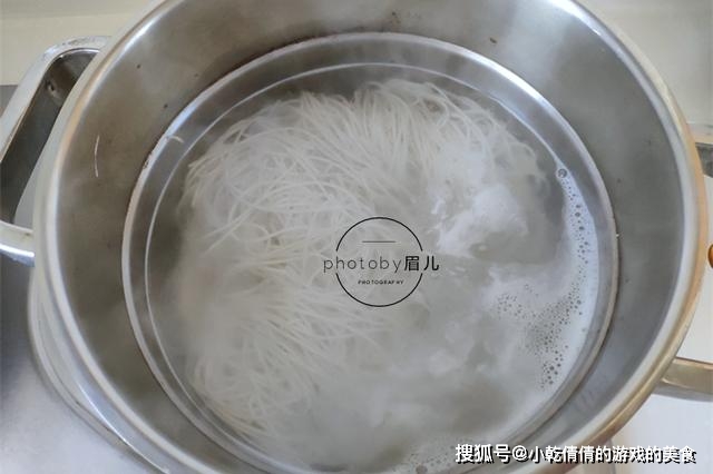 加入适量|天寒地冻，早餐必须来碗热汤面，别看简单营养可不缺，吃完舒坦！