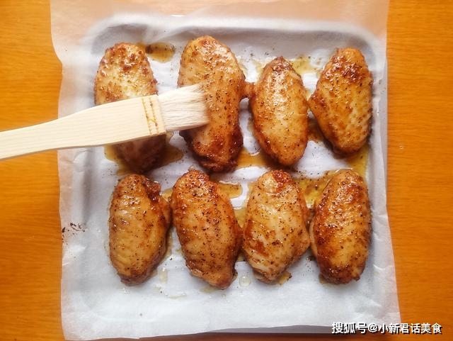 烤箱|烤翅这样做，味道赛过kfc，鲜香诱人，肉嫩多汁，一次一斤不够吃