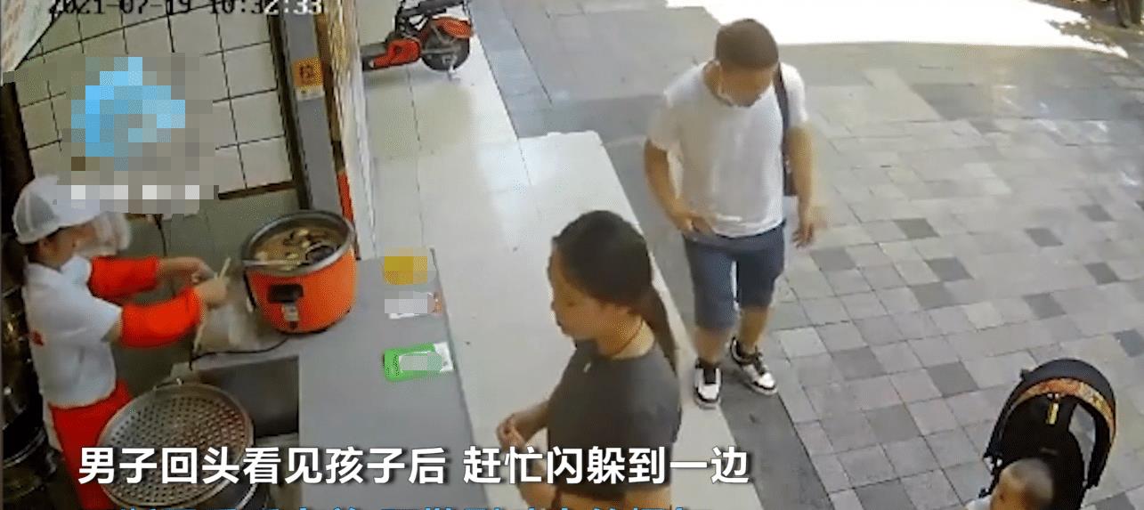 烟雾|四川一男子买早餐时抽烟，遇女子带娃靠近，马上掐烟并驱散烟雾
