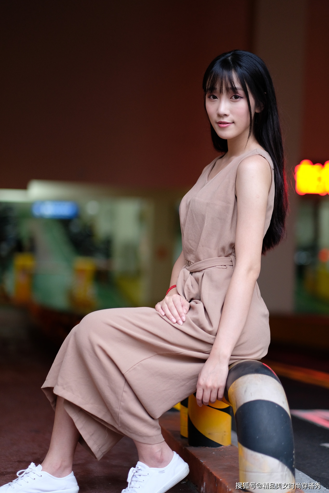 设计|棕色连体裤设计时尚，风格百变，搭配一双小白鞋简约又帅气