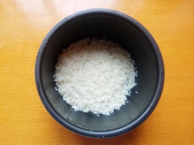 电饭煲|适合上班族的早餐，饭菜一锅出，鲜香诱人，来上一碗，暖身又抗饿