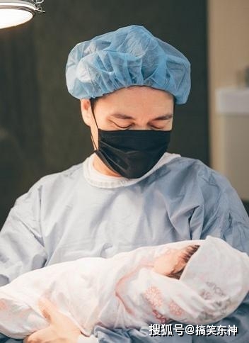 大儿子|安以轩生二胎后带大儿子打针，66挣扎哭泣，富豪老爸抱紧安抚