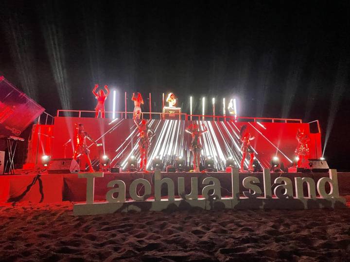 沙滩集装箱音乐会嗨翻夏夜 普陀桃花岛推进旅游业发展出实招