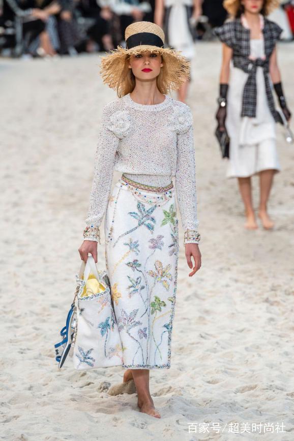 Chanel|高定周暮光女深V西装帅出新高度！嫁入豪门的网红晚晚也来看秀？