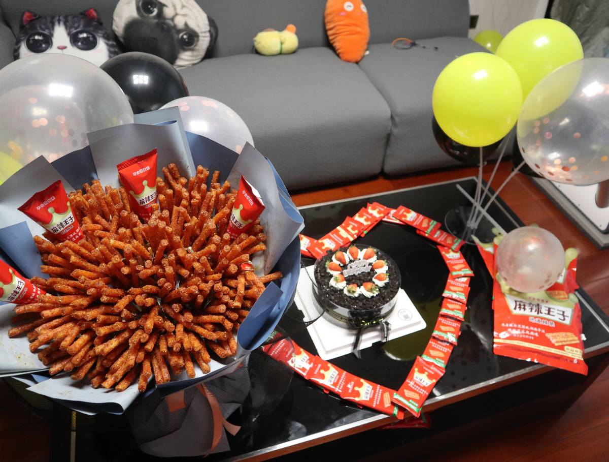 长沙小伙用520根辣条做辣条花送女友