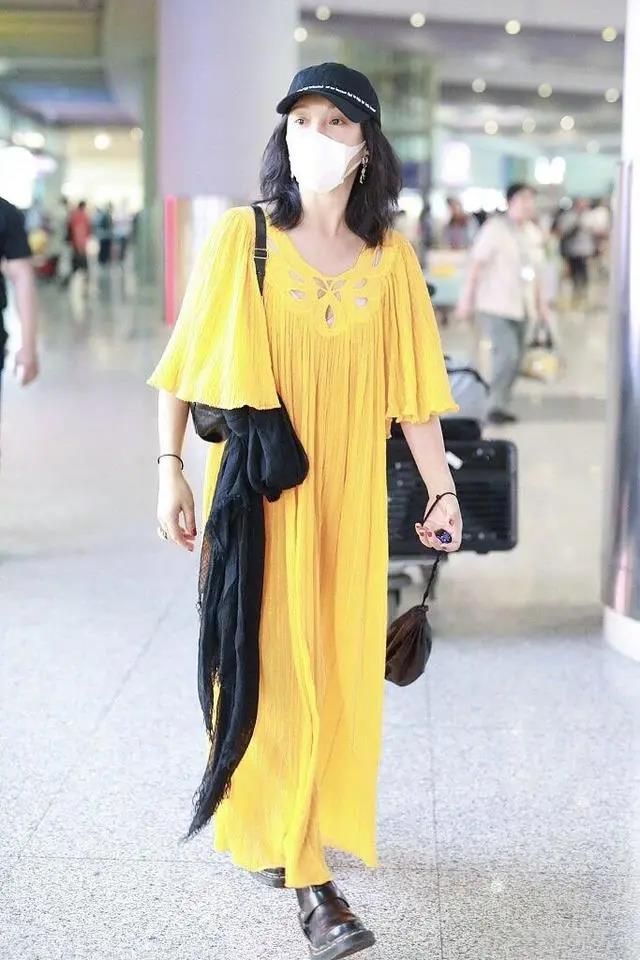 演技|在片场拍到周迅,身穿衬衫阔腿裤远看很减龄,近看有点邋遢了!