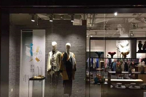 地摊|一样的衣服，为什么专柜店卖几千，地摊才几十？看完终于知道猫腻