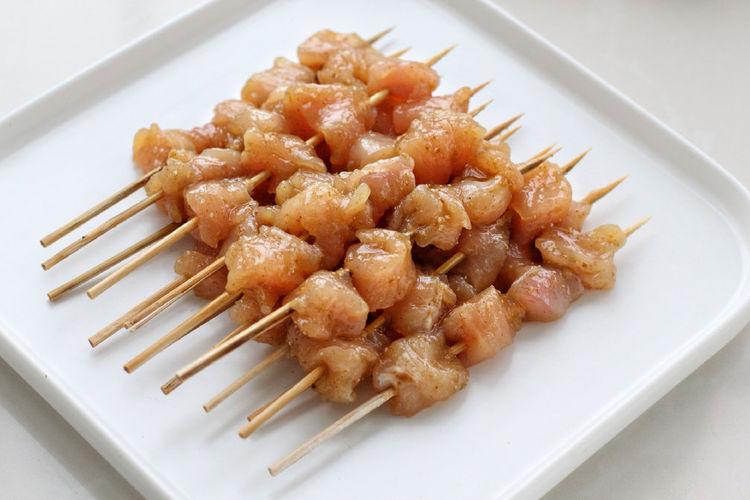 撸串不用去烧烤店,一口平底锅就能做出鲜嫩多汁的肉串,百吃不腻_竹签