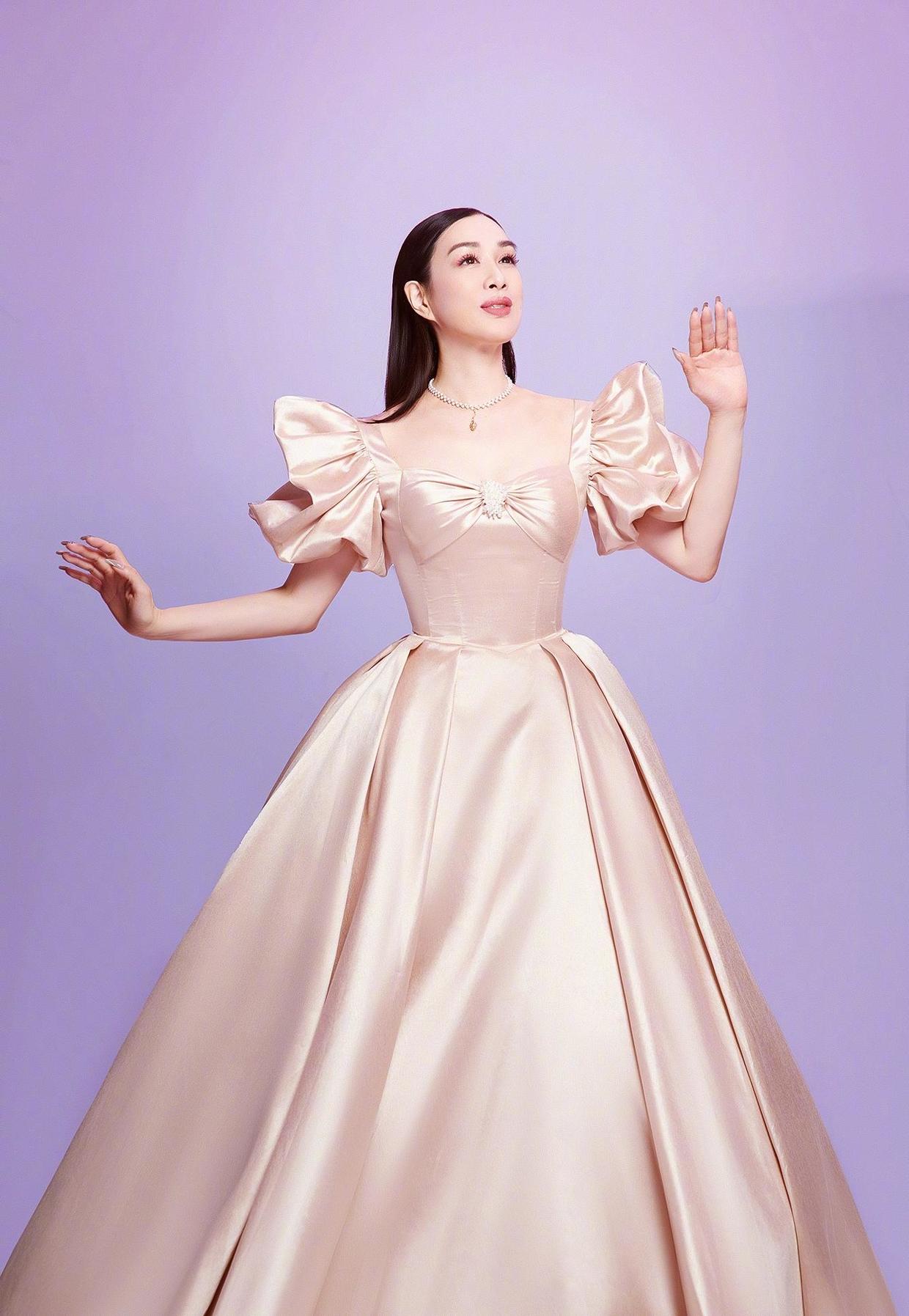 设计|钟丽缇真的“胖”吗？穿印花背心的连衣裙，比干瘦的女明星要好看