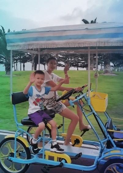 事业|谢杏芳分享旅游日常,穿花纹短裤秀大长腿,5岁儿子模样像林丹