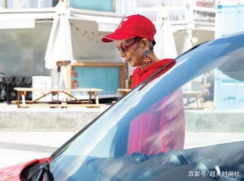 耳环|91岁中国奶奶走红，晚年重拾少女心，潮搭引10万网友模仿