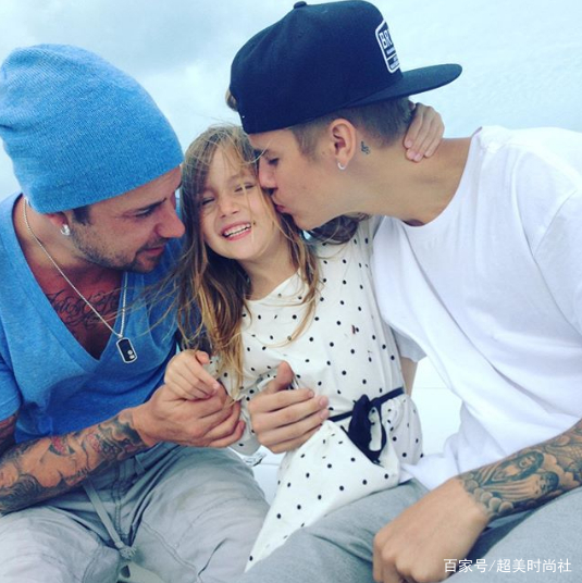 带着|比伯晒妹妹合照被指是贝小七？穿卫衣在超市跳舞，颜值超高星范足