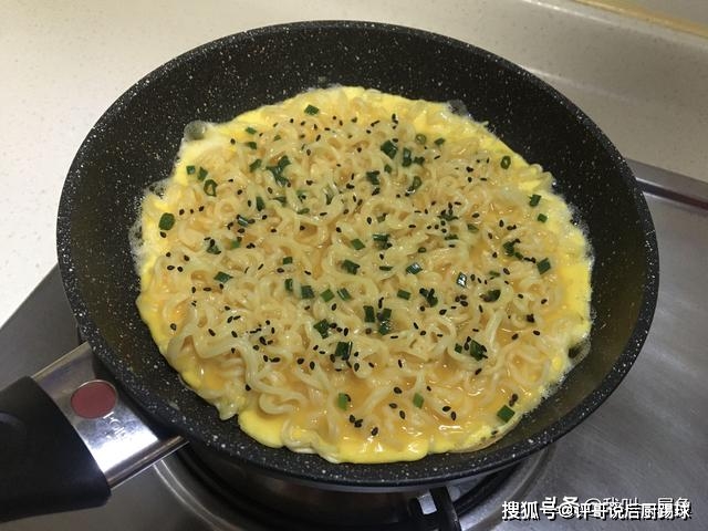 煎饼|早餐面条这样做，加两鸡蛋平底锅煎一煎五分钟就上桌，解馋还顶饱