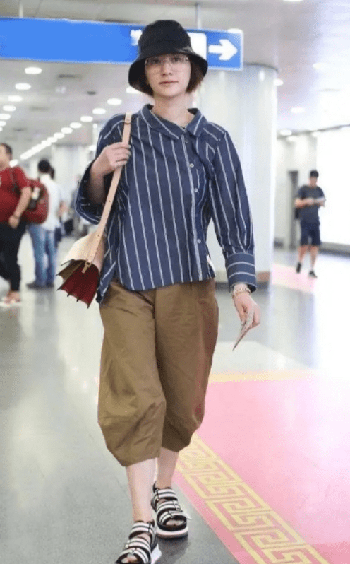 灯笼裤|王菲真不拿自己当明星!穿亚麻衫配灯笼裤,朴素穿搭难掩耀眼光芒