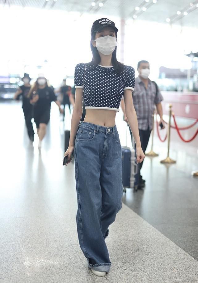 整体|乔欣腰细的有点不真实，“蚂蚁腰”穿超短上衣，牛仔裤松垮靠胯撑