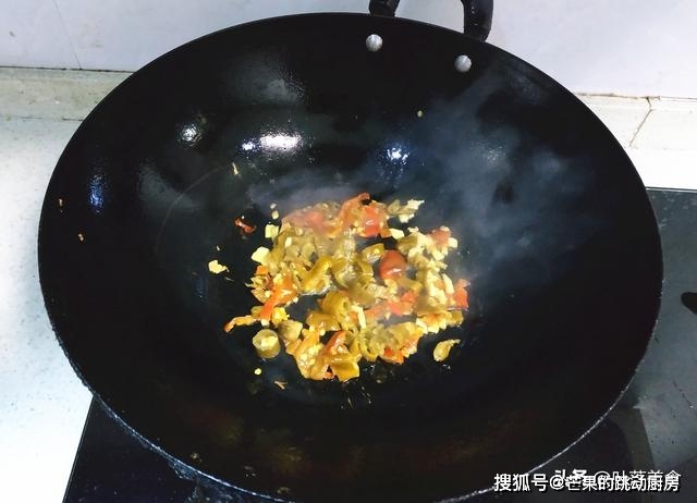 春天吃酸辣雷公菌開胃又下飯好吃的連湯都想喝光