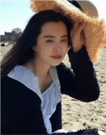 关键词|54岁王祖贤近照曝光！穿粉裙遛狗背影嫩得像少女，年轻美貌太罕见