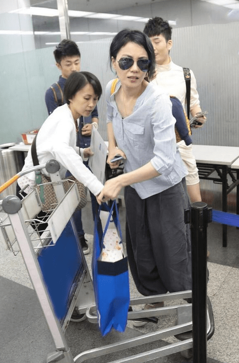 灯笼裤|王菲真不拿自己当明星!穿亚麻衫配灯笼裤,朴素穿搭难掩耀眼光芒