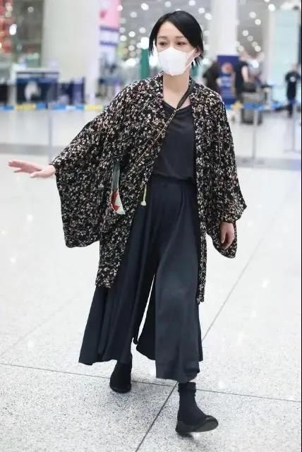 演技|在片场拍到周迅,身穿衬衫阔腿裤远看很减龄,近看有点邋遢了!