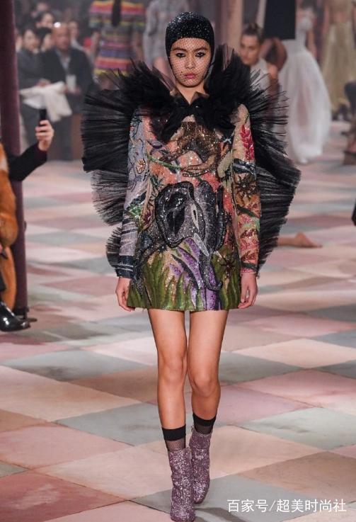 Chanel|高定周暮光女深V西装帅出新高度！嫁入豪门的网红晚晚也来看秀？