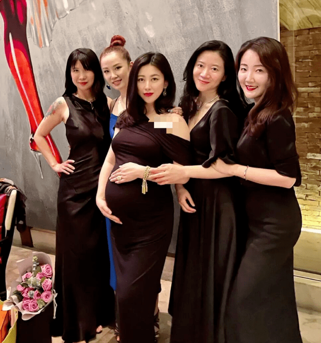 流苏|朱珠挺肚大如箩现身生日聚会！穿黑裙优雅大气，涂烈焰红唇真美艳