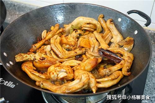 关火|想吃卤鸭掌不用买，在家卤一锅，做零食下酒都好吃，邻居都想吃