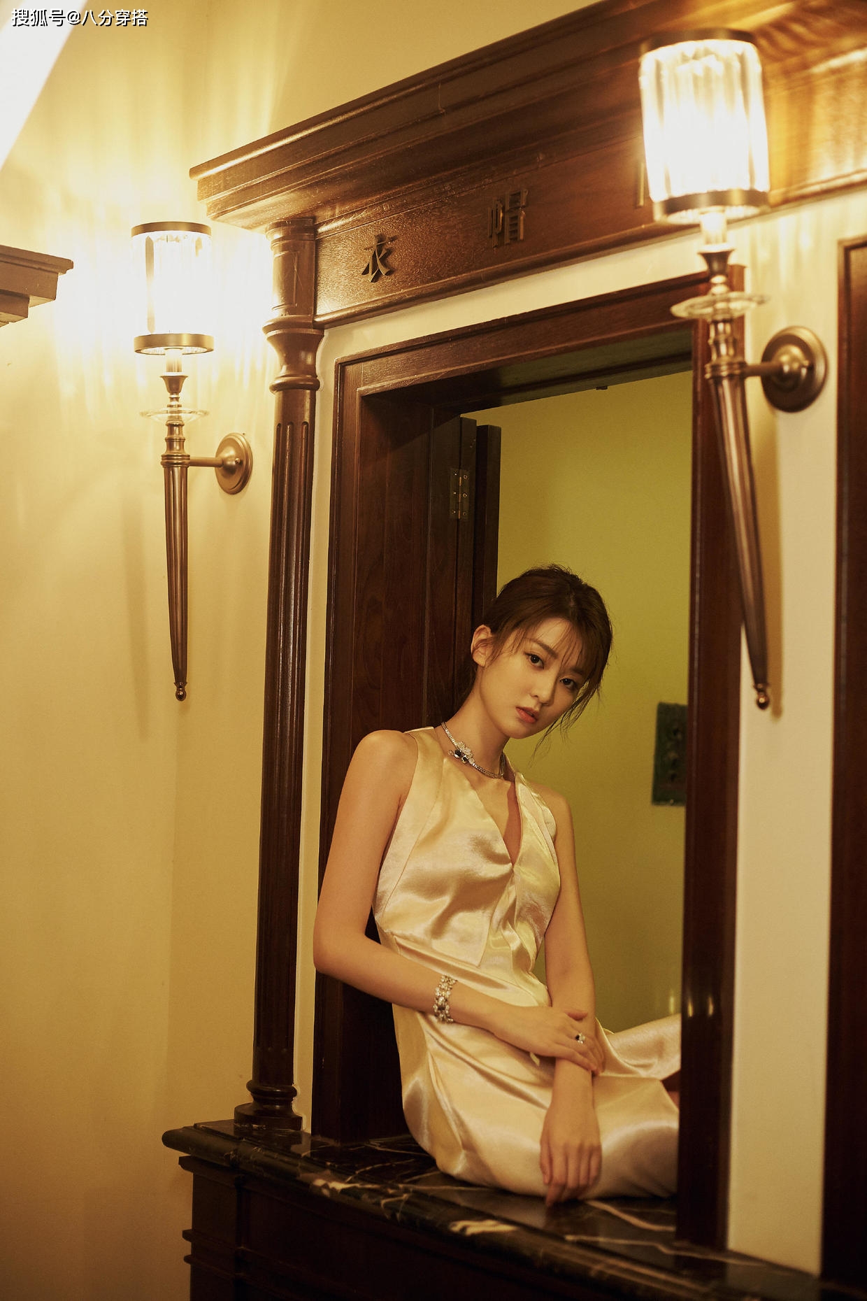 美眉|乔欣终于不扮乖乖女，一袭黄色高开叉礼服大秀曼妙身材，性感时髦