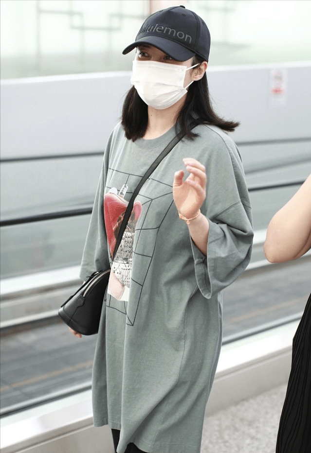 蒋勤勤|蒋勤勤穿“宅女T恤”挺时髦，紧腿裤暴露腿型，生俩娃真不一样了