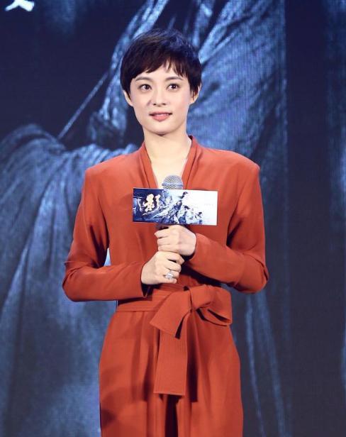 服装|孙俪的气场可真强大,穿红色服装也不显黑,也就她这肤色能驾驭