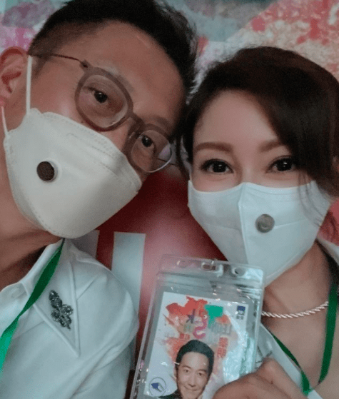 老公|李嘉欣携老公现身黎明演唱会，穿情侣装秀恩爱，男方绿腰带太扎眼