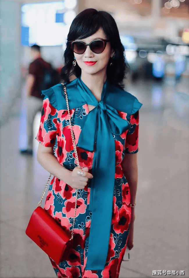 腰带|赵雅芝的穿搭才是奶奶辈该有的时髦，印花连衣裙绑腰带，气质高贵