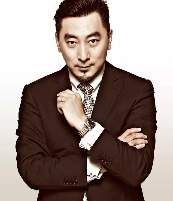 在她进入华谊时尚的第二年,她嫁给了华谊的大四学生赵磊,后来,凭借这