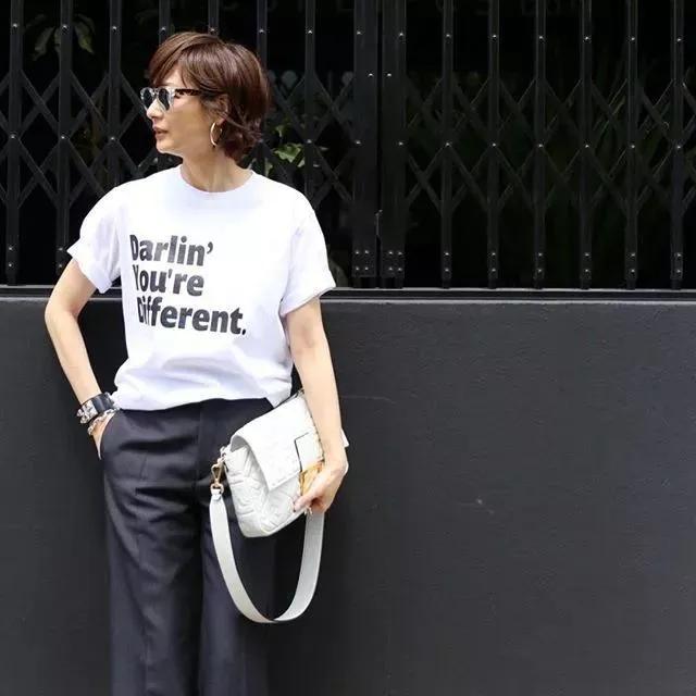 个性|人人都有的白T恤怎么穿时髦显贵？学50岁主妇这样穿，大妈变姐姐