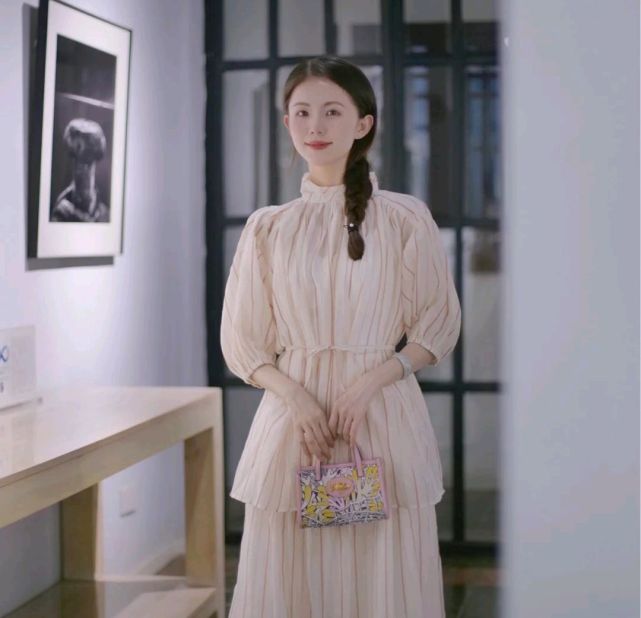 服装|女生可以尝试不同的穿搭风格，呈现不一样的气质，遇见更美的自己