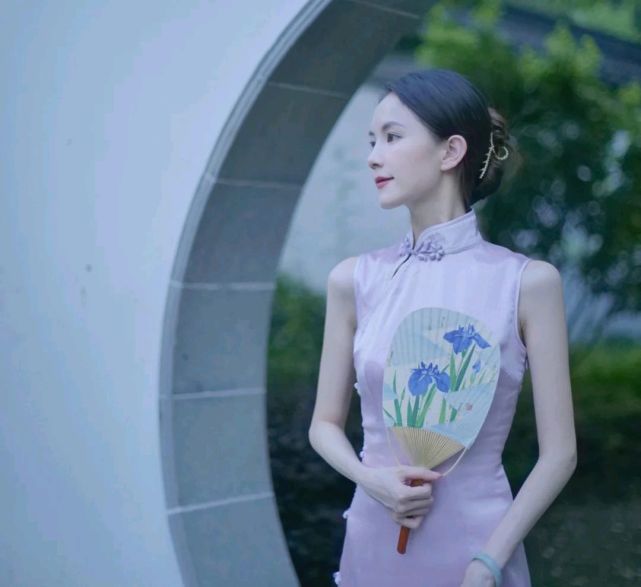 服装|女生可以尝试不同的穿搭风格，呈现不一样的气质，遇见更美的自己