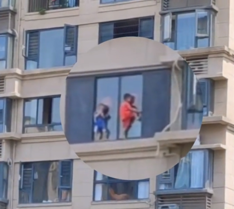 广西2幼童贪玩困28楼窗外,吓坏对面邻居,被救时孩子大哭_窗户