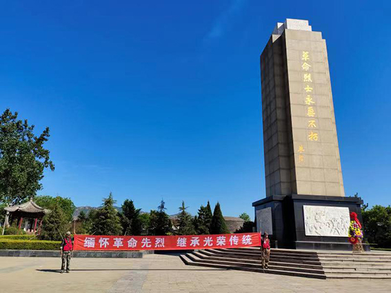 近日,博大乐航秦皇岛分校组织学生前往秦皇岛革命烈士陵园开展红色