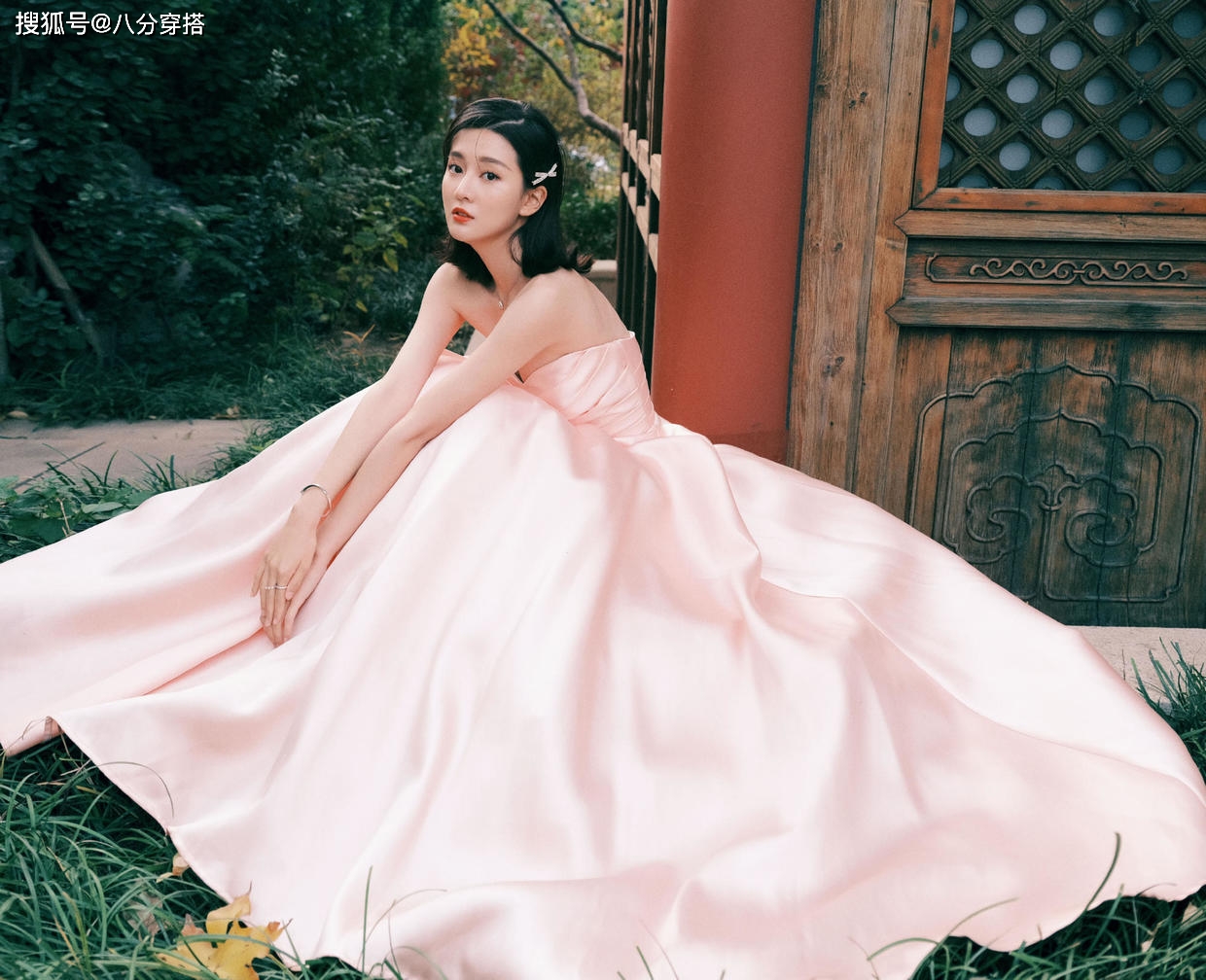 美眉|乔欣终于不扮乖乖女，一袭黄色高开叉礼服大秀曼妙身材，性感时髦