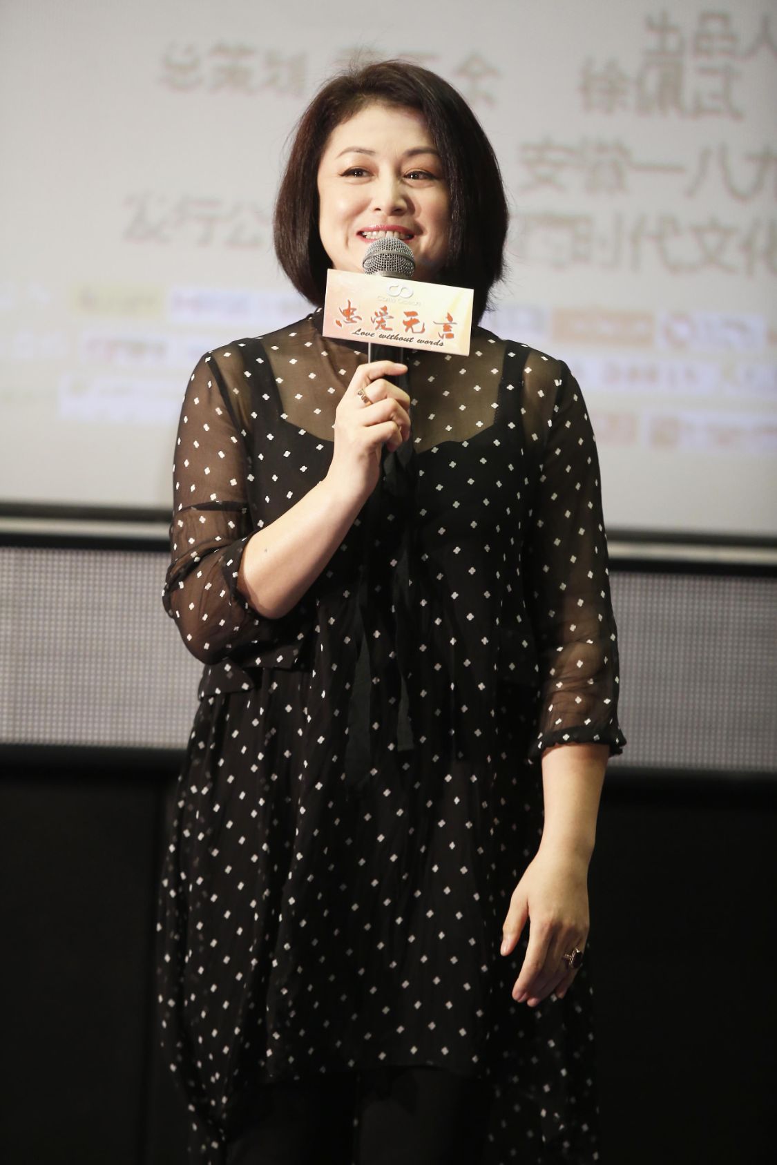 现实|于月仙晒老公合影，穿戏服打扮土气，但现实中气质高雅像个贵妇！