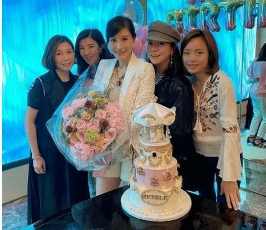 老公|李嘉欣携老公现身黎明演唱会，穿情侣装秀恩爱，男方绿腰带太扎眼